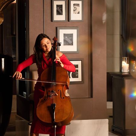 Fairmont Riyad Dış mekan fotoğraf Cellist and singer