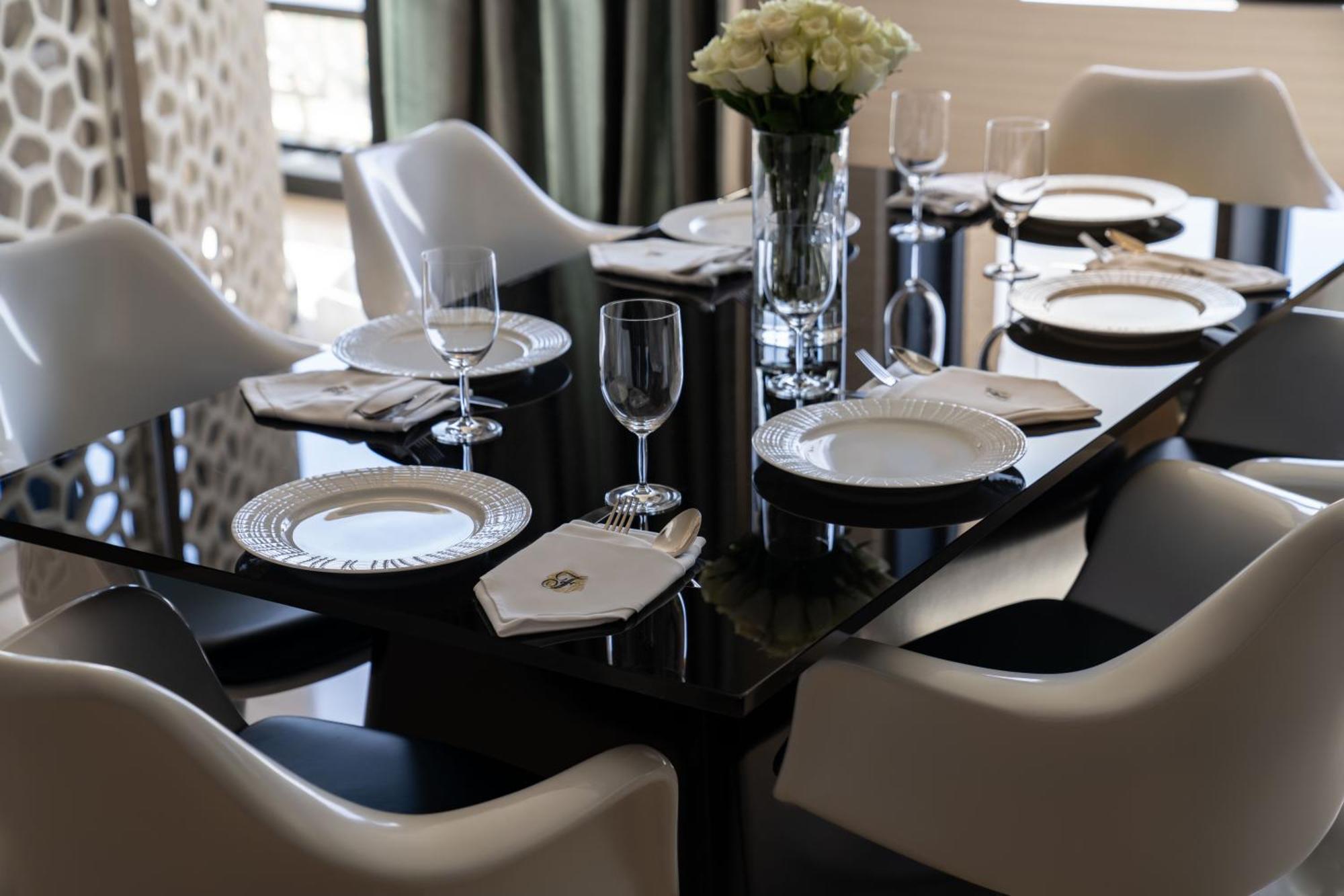 Fairmont Riyad Dış mekan fotoğraf A table set for a formal dinner