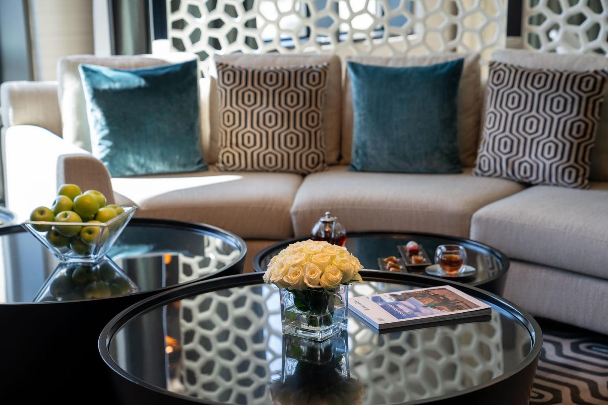 Fairmont Riyad Dış mekan fotoğraf A living room at the Ritz-Carlton, DIFC