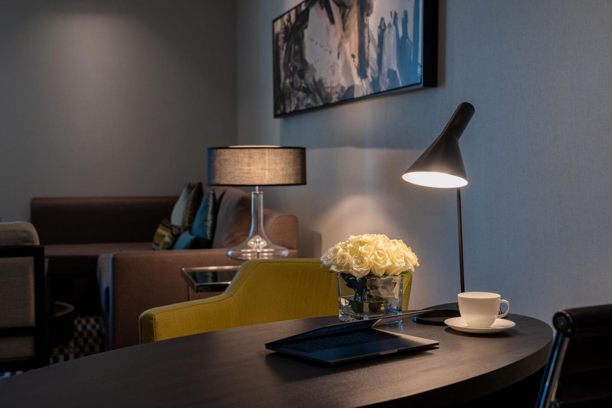 Fairmont Riyad Dış mekan fotoğraf A table lamp