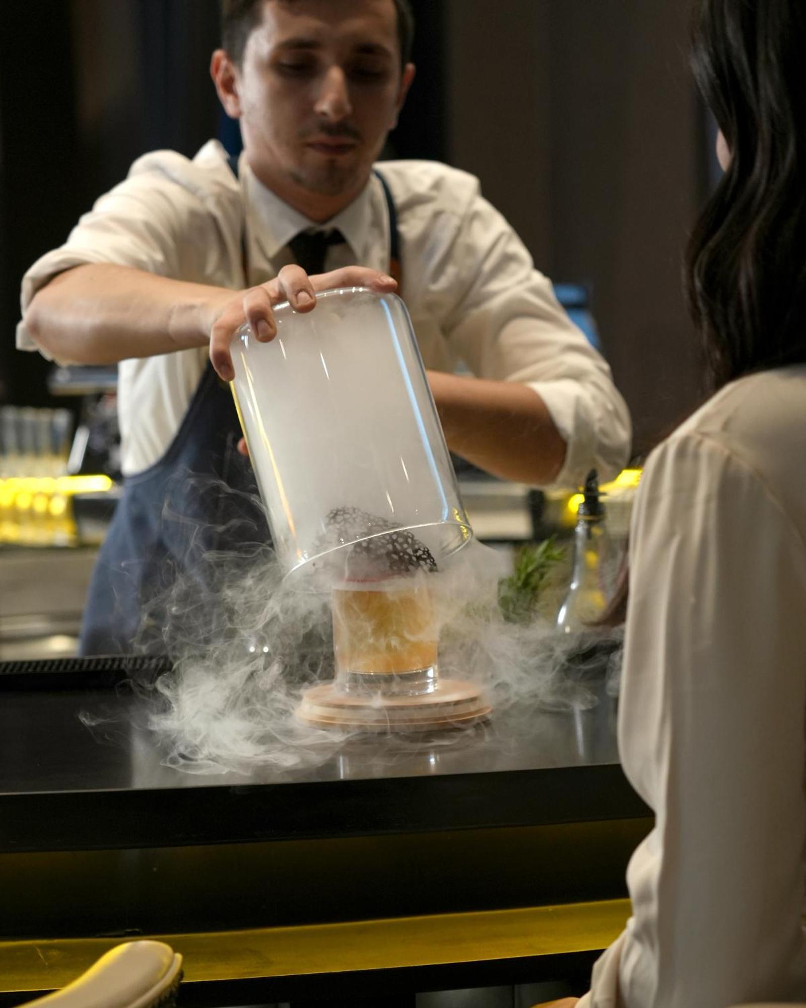 Fairmont Riyad Dış mekan fotoğraf A bartender preparing a cocktail with liquid nitrogen
