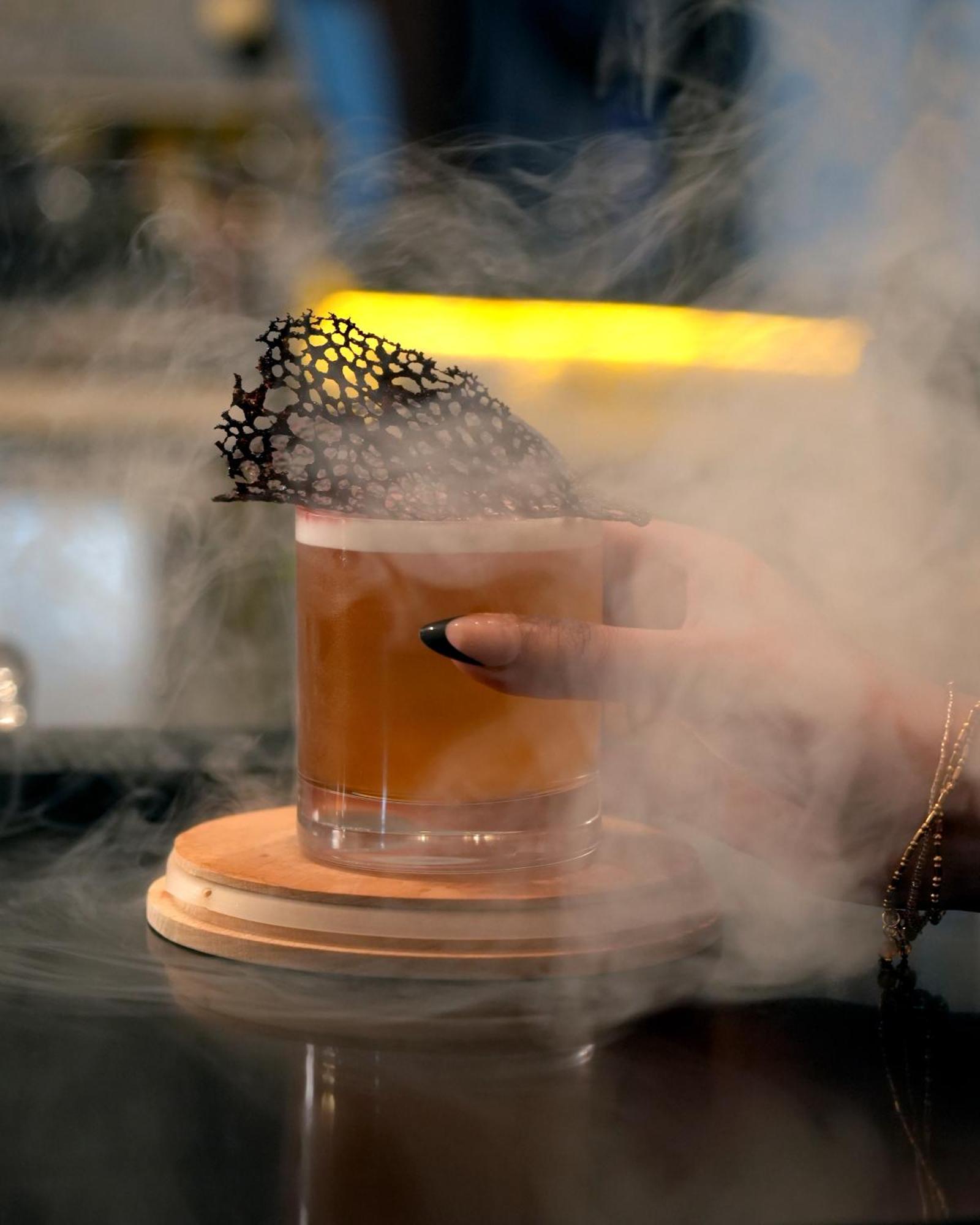 Fairmont Riyad Dış mekan fotoğraf A smoked Old Fashioned