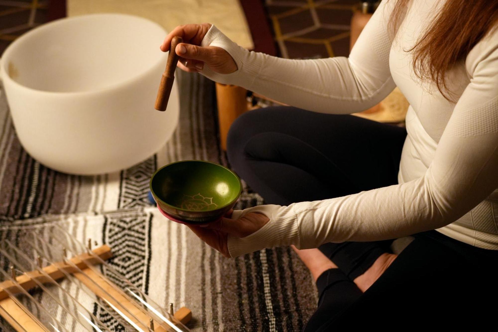 Fairmont Riyad Dış mekan fotoğraf A woman playing a singing bowl
