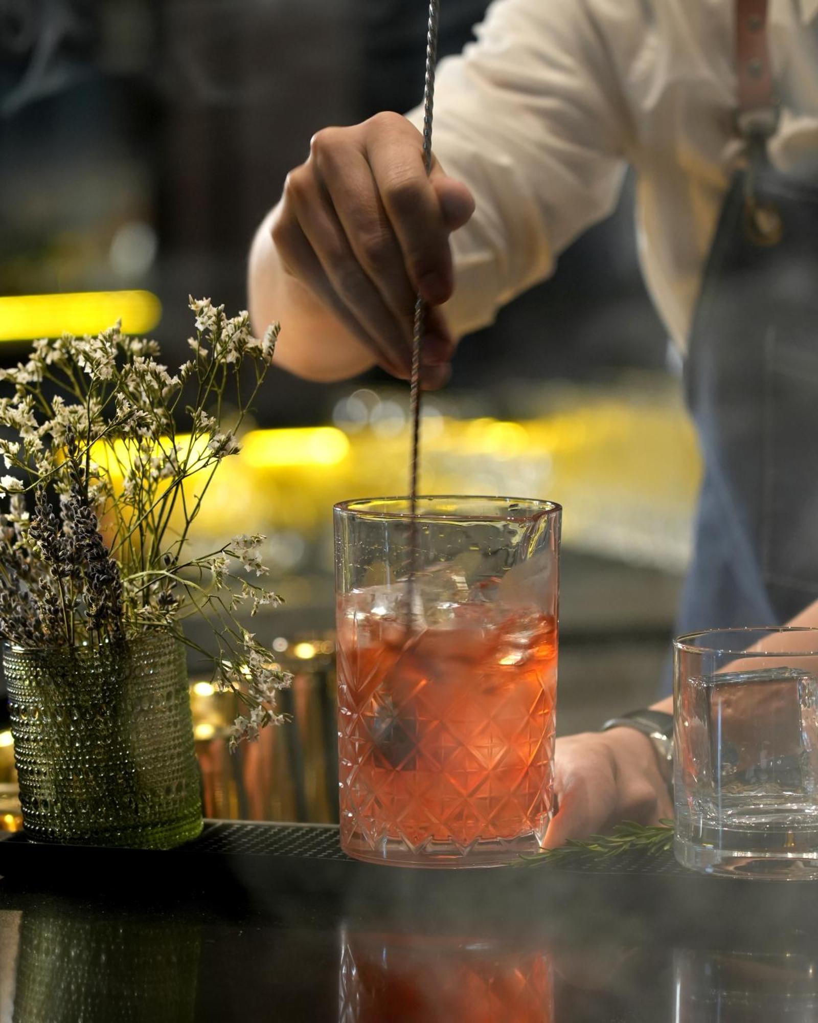 Fairmont Riyad Dış mekan fotoğraf A bartender stirring a cocktail