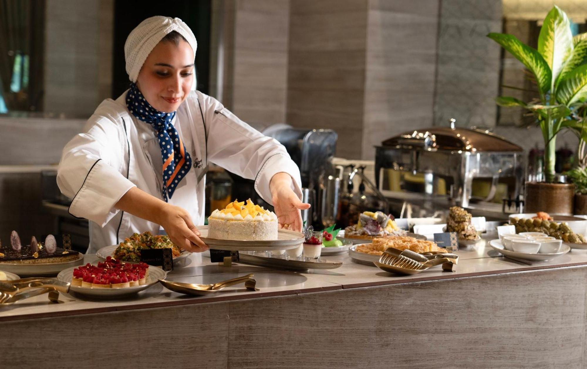 Fairmont Riyad Dış mekan fotoğraf A pastry chef at work