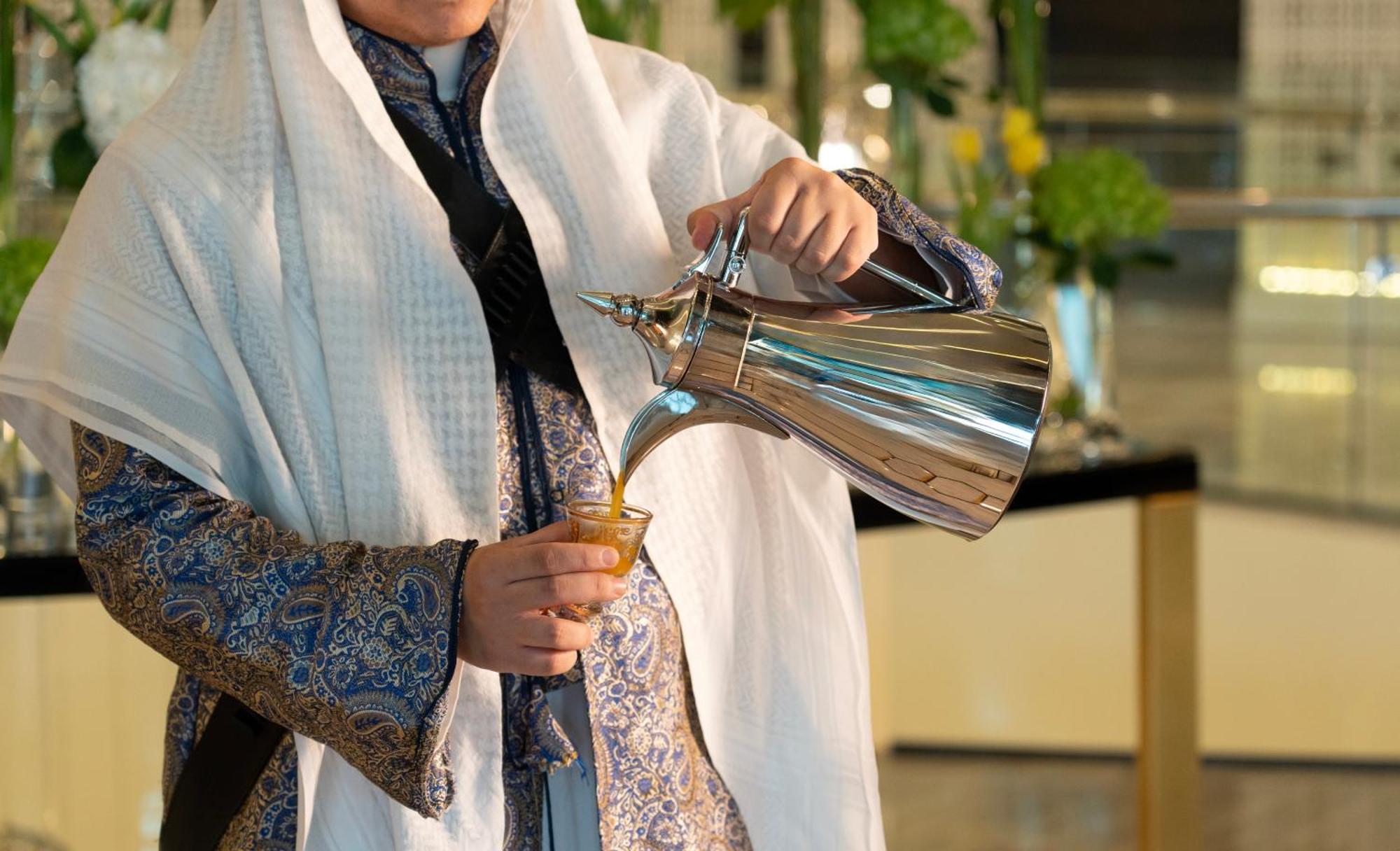 Fairmont Riyad Dış mekan fotoğraf Arabic coffee being served
