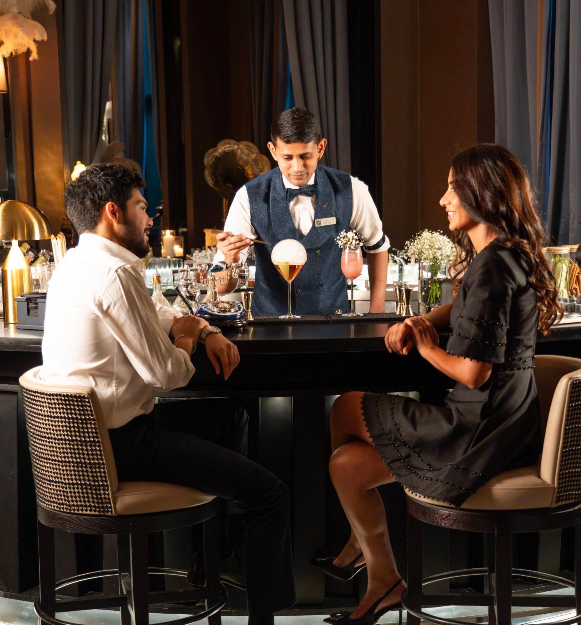 Fairmont Riyad Dış mekan fotoğraf A bartender serving drinks