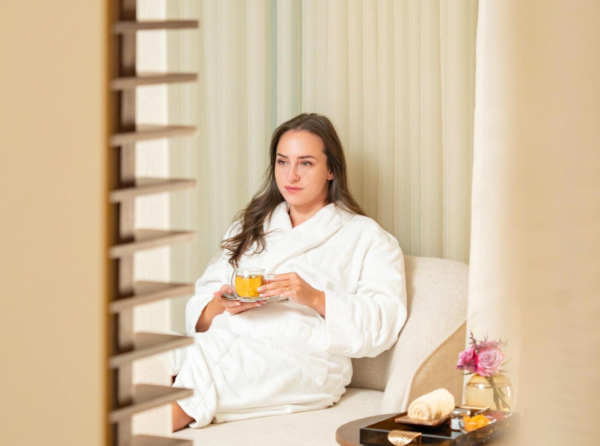 Fairmont Riyad Dış mekan fotoğraf A woman wearing a bathrobe