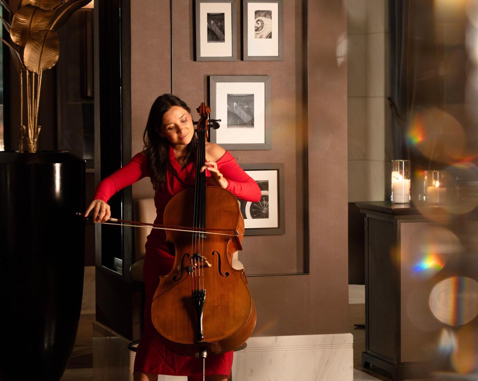 Fairmont Riyad Dış mekan fotoğraf Cellist and singer