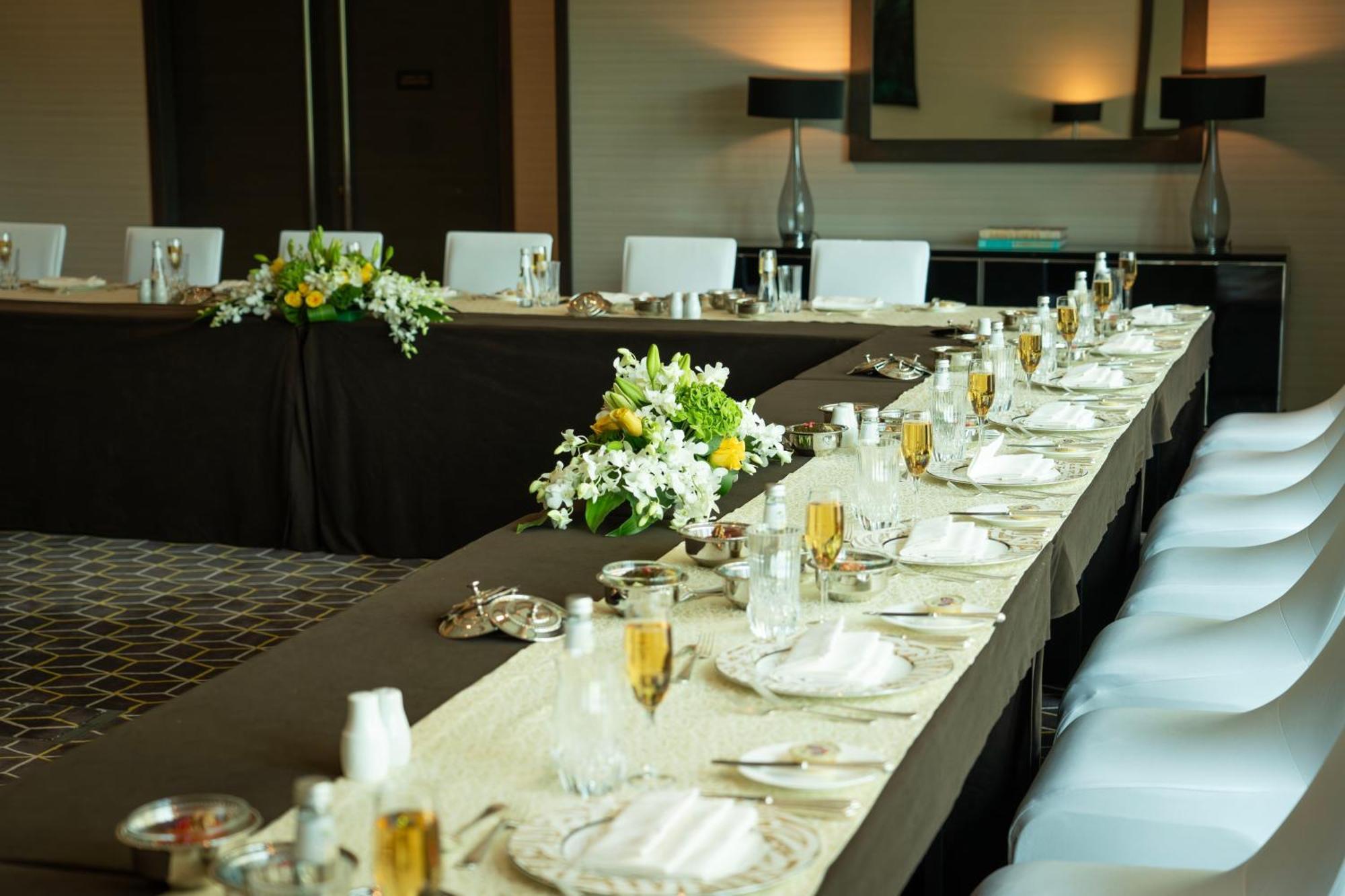 Fairmont Riyad Dış mekan fotoğraf A table set for a formal dinner