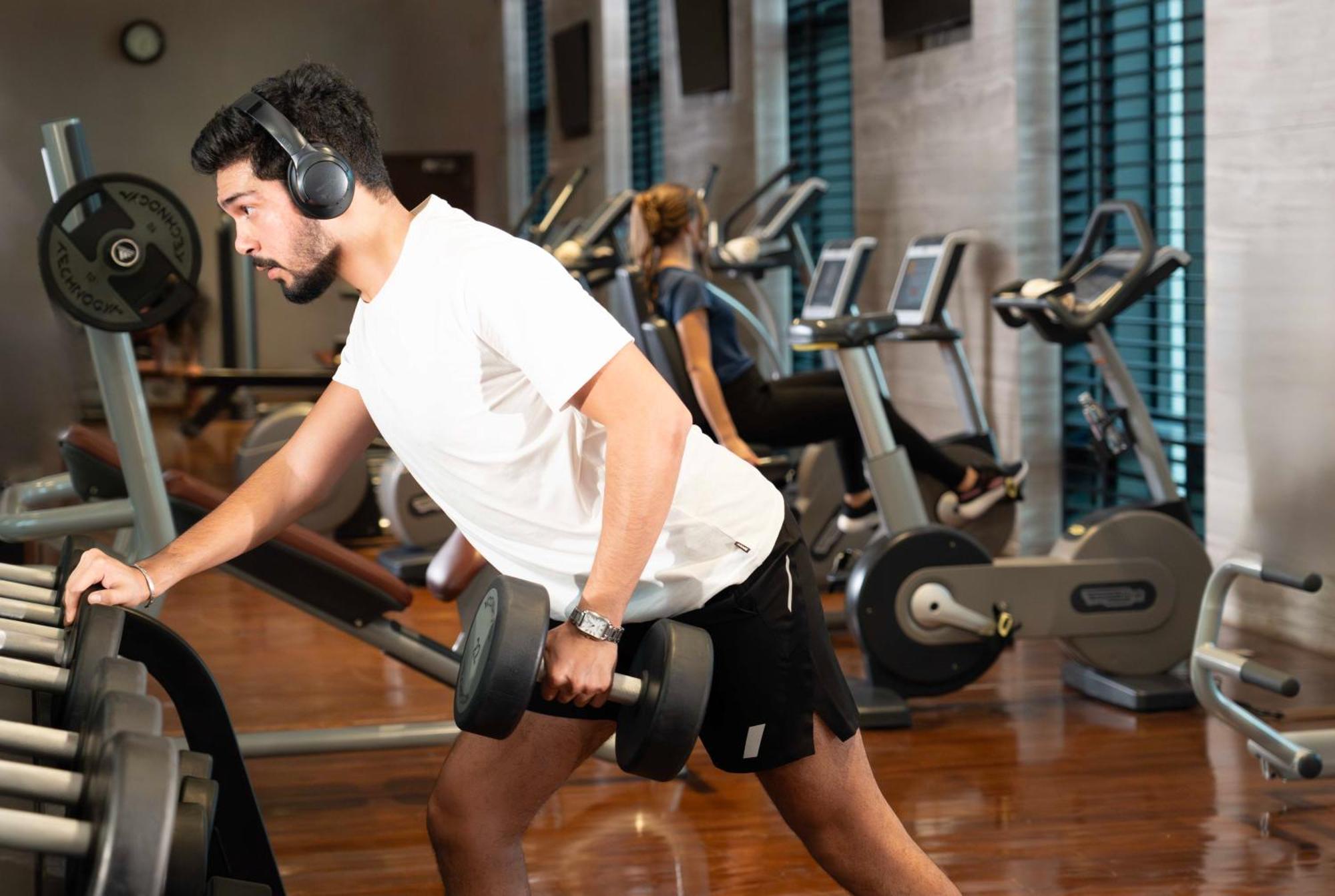 Fairmont Riyad Dış mekan fotoğraf A man working out with a barbell